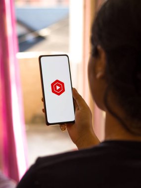 Batı Bangal, Hindistan - 21 Ağustos 2021: Telefon ekranında YouTube stüdyo logosu.
