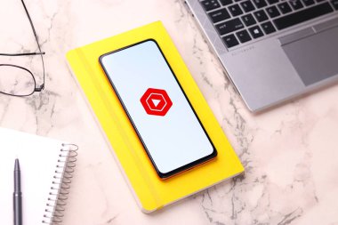 Batı Bangal, Hindistan - 21 Ağustos 2021: Telefon ekranında YouTube stüdyo logosu.