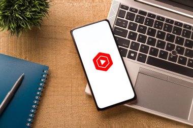 Batı Bangal, Hindistan - 21 Ağustos 2021: Telefon ekranında YouTube stüdyo logosu.