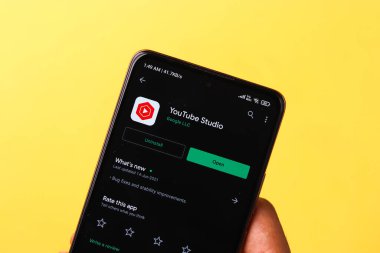 Batı Bangal, Hindistan - 21 Ağustos 2021: Telefon ekranında YouTube stüdyo logosu.