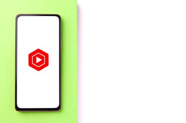 Batı Bangal, Hindistan - 21 Ağustos 2021: Telefon ekranında YouTube stüdyo logosu.
