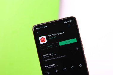 Batı Bangal, Hindistan - 21 Ağustos 2021: Telefon ekranında YouTube stüdyo logosu.