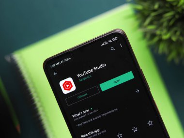 Batı Bangal, Hindistan - 21 Ağustos 2021: Telefon ekranında YouTube stüdyo logosu.