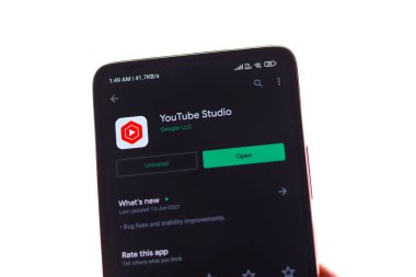 Batı Bangal, Hindistan - 21 Ağustos 2021: Telefon ekranında YouTube stüdyo logosu.