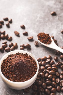 Kahve çekirdekleri ve arkaplan desenli tozu..