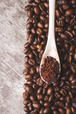 Kahve çekirdekleri ve arkaplan desenli tozu..