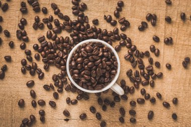 Arka planda desenli kahve çekirdekleri.