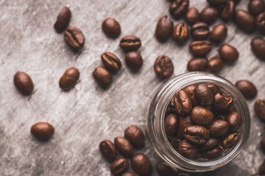 Arka planda desenli kahve çekirdekleri.