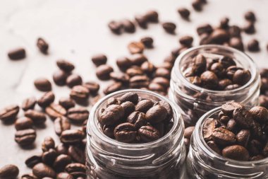 Arka planda desenli kahve çekirdekleri.