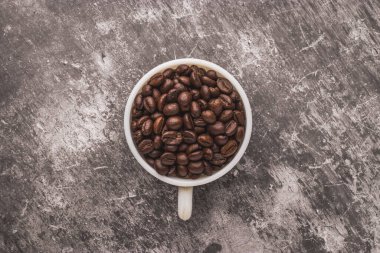 Arka planda desenli kahve çekirdekleri.