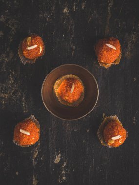 Motichur Laddu besan özel festivalinden yapılmıştır. Doku arka planında tatlılar vardır..