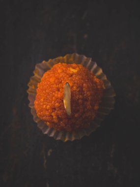 Motichur Laddu besan özel festivalinden yapılmıştır. Doku arka planında tatlılar vardır..