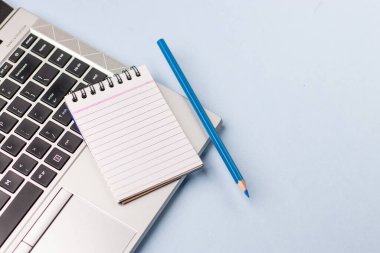 Boş dizüstü bilgisayar mavi masa, üst görünüm, düz çizgi için hazır.