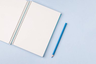 Boş dizüstü bilgisayar mavi masa, üst görünüm, düz çizgi için hazır.