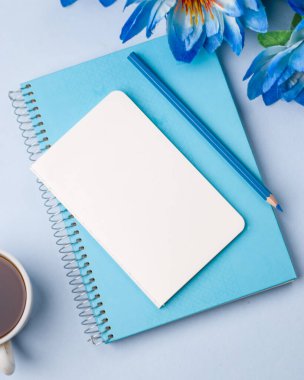 Boş dizüstü bilgisayar mavi masa, üst görünüm, düz çizgi için hazır.