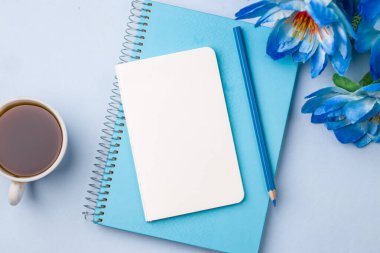 Boş dizüstü bilgisayar mavi masa, üst görünüm, düz çizgi için hazır.