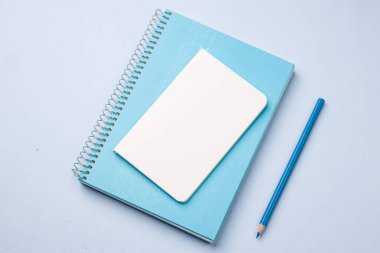 Boş dizüstü bilgisayar mavi masa, üst görünüm, düz çizgi için hazır.