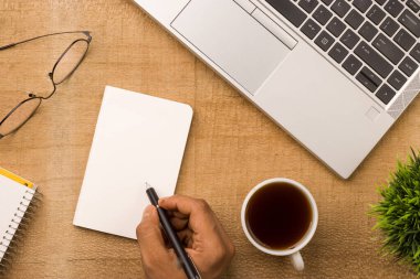 Boş defter ahşap masa, üst görünüm ve düz yatak için hazır..