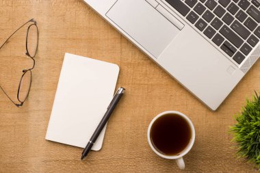 Boş defter ahşap masa, üst görünüm ve düz yatak için hazır..