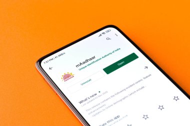 Batı Bangal, Hindistan - 28 Eylül 2021: Telefon ekranında Aadhaar logosu.