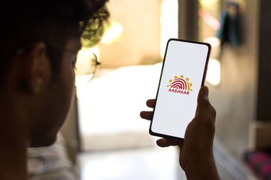 Batı Bangal, Hindistan - 28 Eylül 2021: Telefon ekranında Aadhaar logosu.