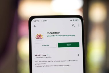 Batı Bangal, Hindistan - 28 Eylül 2021: Telefon ekranında Aadhaar logosu.