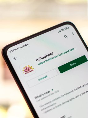Batı Bangal, Hindistan - 28 Eylül 2021: Telefon ekranında Aadhaar logosu.