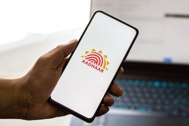 Batı Bangal, Hindistan - 28 Eylül 2021: Telefon ekranında Aadhaar logosu.