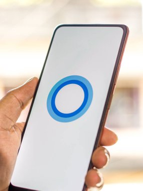Batı Bangal, Hindistan - 28 Eylül 2021: Telefon ekranında Cortana logosu.