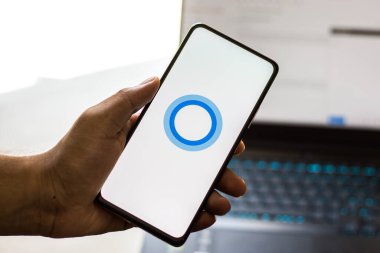 Batı Bangal, Hindistan - 28 Eylül 2021: Telefon ekranında Cortana logosu.