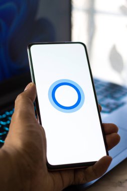 Batı Bangal, Hindistan - 28 Eylül 2021: Telefon ekranında Cortana logosu.