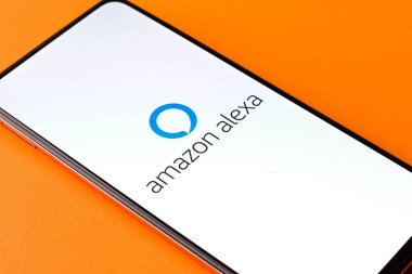 Batı Bangal, Hindistan - 28 Eylül 2021 Amazon Alexa logosu telefon ekranı görüntüsü.