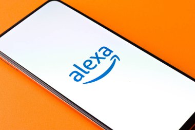 Batı Bangal, Hindistan - 28 Eylül 2021 Amazon Alexa logosu telefon ekranı görüntüsü.