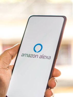 Batı Bangal, Hindistan - 28 Eylül 2021 Amazon Alexa logosu telefon ekranı görüntüsü.