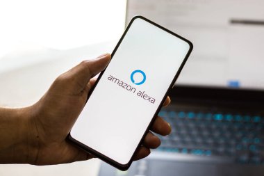 Batı Bangal, Hindistan - 28 Eylül 2021 Amazon Alexa logosu telefon ekranı görüntüsü.