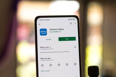 Batı Bangal, Hindistan - 28 Eylül 2021 Amazon Alexa logosu telefon ekranı görüntüsü.