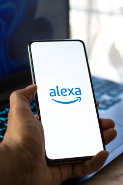 Batı Bangal, Hindistan - 28 Eylül 2021 Amazon Alexa logosu telefon ekranı görüntüsü.