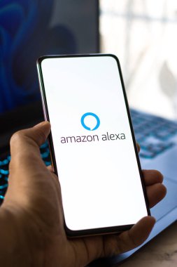 Batı Bangal, Hindistan - 28 Eylül 2021 Amazon Alexa logosu telefon ekranı görüntüsü.