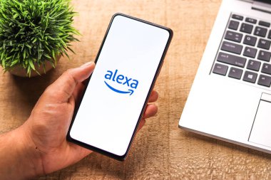 Batı Bangal, Hindistan - 28 Eylül 2021 Amazon Alexa logosu telefon ekranı görüntüsü.