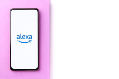 Batı Bangal, Hindistan - 28 Eylül 2021 Amazon Alexa logosu telefon ekranı görüntüsü.