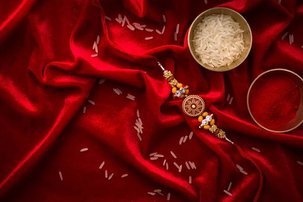 배경에는 Rakhi 감색된 라이스 그라인 Rice Grains — 스톡 사진