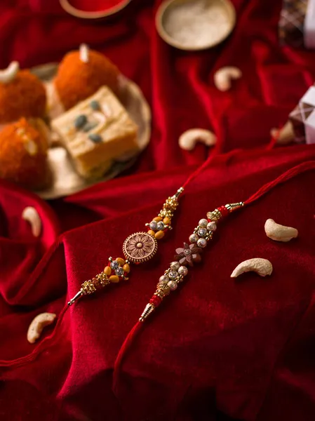 Raksha Bandhan Fundo Com Elegante Rakhi Grãos Arroz Pano Vermelho — Fotografia de Stock