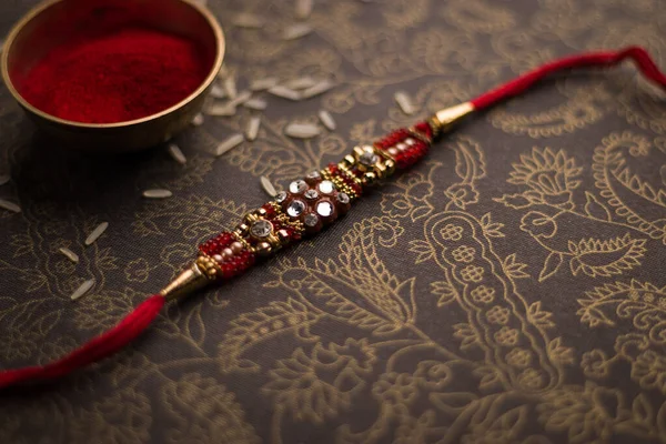 Raksha Bandhan Fundo Com Elegante Rakhi Grãos Arroz Fundo Escuro — Fotografia de Stock