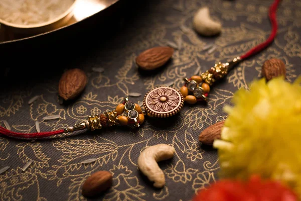 Raksha Bandhan Fundal Elegant Rakhi Cereale Orez Fundal Texturat Întunecat — Fotografie, imagine de stoc