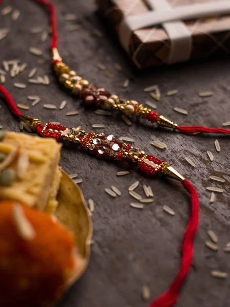 Raksha Bandhan Тло Елегантним Rakhi Rice Grains Темному Текстурованому Тлі — стокове фото