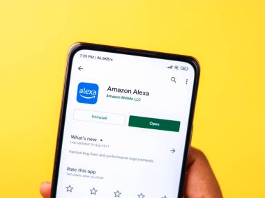 Batı Bangal, Hindistan - 28 Eylül 2021 Amazon Alexa logosu telefon ekranı görüntüsü.