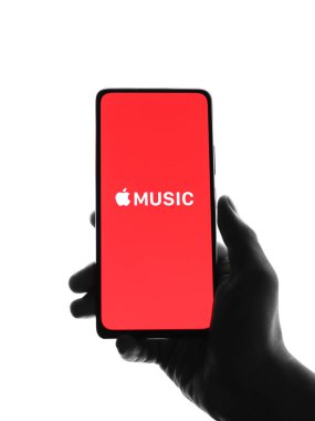 Batı Bangal, Hindistan - 28 Eylül 2021: Telefon ekranında Apple Müzik logosu.