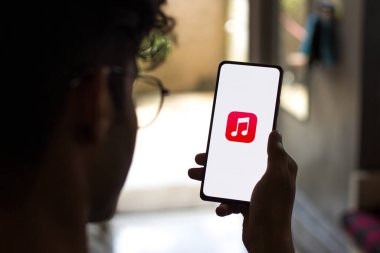 Batı Bangal, Hindistan - 28 Eylül 2021: Telefon ekranında Apple Müzik logosu.