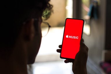 Batı Bangal, Hindistan - 28 Eylül 2021: Telefon ekranında Apple Müzik logosu.