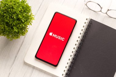 Batı Bangal, Hindistan - 28 Eylül 2021: Telefon ekranında Apple Müzik logosu.